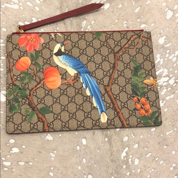 Gucci Handbags - Gorgeous Gucci Clutch
